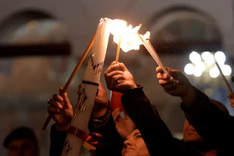 Lumina Sfanta ajunge in tara cu o cursa speciala Ceremonia de la Ierusalim va avea loc in conditii neobisnuite