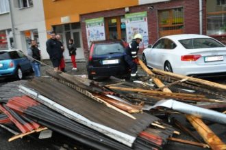 Vantul puternic a cauzat daune in 72 de localitati din Bucuresti Ilfov si alte 17 judete O persoana a decedat