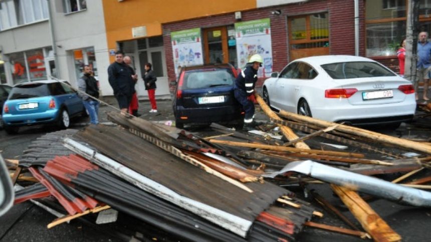Vantul puternic a cauzat daune in 72 de localitati din Bucuresti Ilfov si alte 17 judete O persoana a decedat