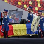 un ultim omagiu adus lui mircea lucescu astazi la arena nationala inmormantarea va avea loc vineri cu onoruri militare