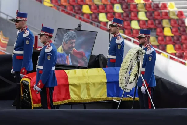 un ultim omagiu adus lui mircea lucescu astazi la arena nationala inmormantarea va avea loc vineri cu onoruri militare